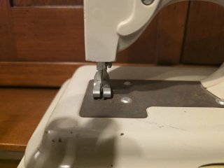 Máquina de coser antigua EUREKA