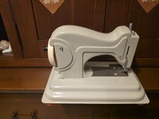 Máquina de coser antigua EUREKA