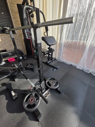 Attrezzatura da palestra: pesi, barre e accessori