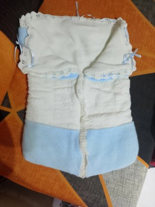 Sakito para bebé tejido blanco y azul