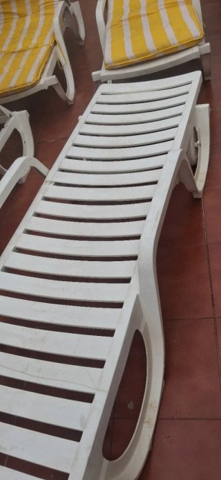 4 Hamacas de plástico blancas con cojines