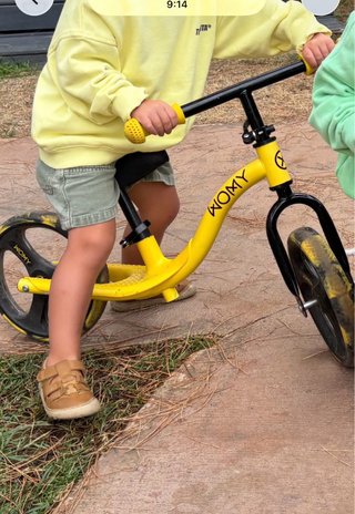 Bicicleta de equilibrio amarilla