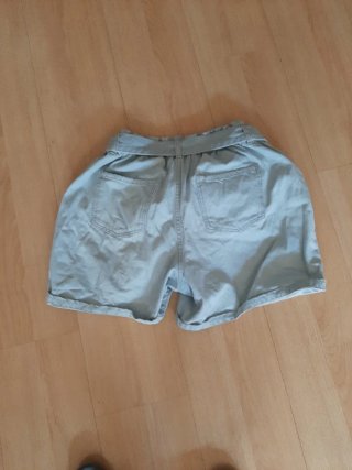 Pantalón corto vaquero con cinturón