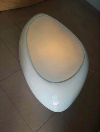 Elegante tavolino di design con luce interna