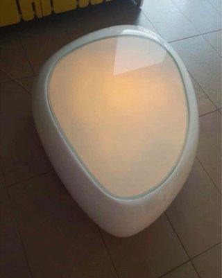 Elegante tavolino di design con luce interna