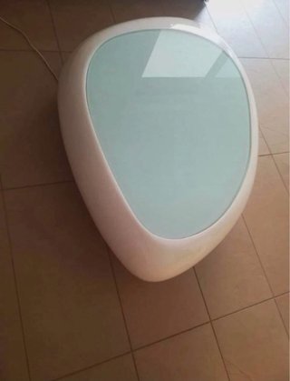 Elegante tavolino di design con luce interna