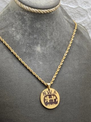 Medalla N.W.A. Acero Quirúrgico Chapado Oro
