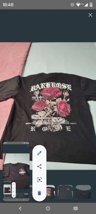 Camiseta Negra con Estampado Floral