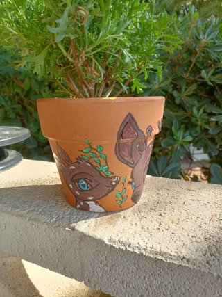 Pianta grassa in vaso terracotta decorato