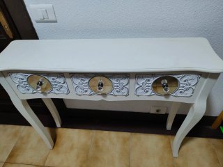 Mesa consola blanca con detalles plateados