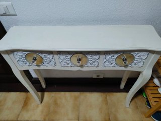 Mesa consola blanca con detalles plateados