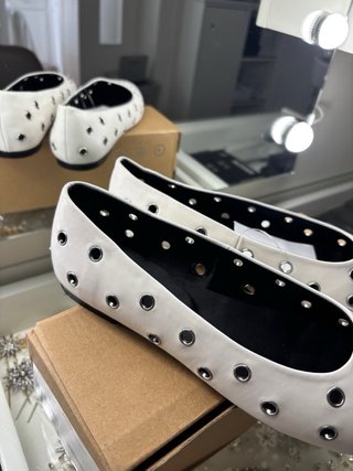 Bailarinas blancas con detalles plateados