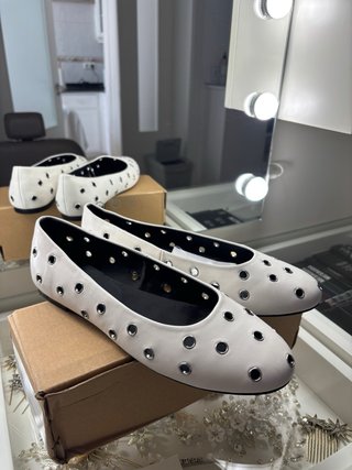 Bailarinas blancas con detalles plateados
