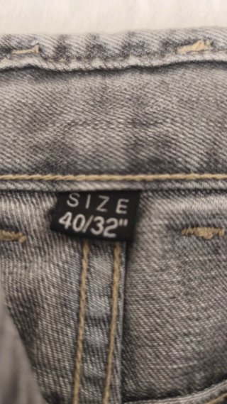 Pantalón vaquero gris