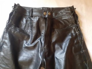 Pantalón cuero negro cordones