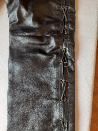 Pantalón cuero negro cordones