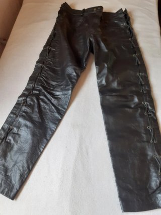 Pantalón cuero negro cordones