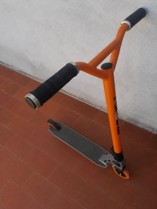 Patinete naranja freestyle