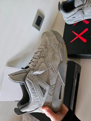 Jordan 4 Kaws Grigie