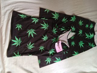 Conjunto mujer hojas marihuana