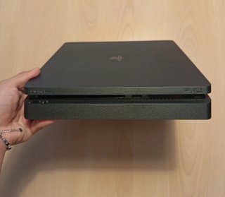 PlayStation 4 Slim Nera + Controller Blu