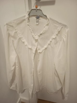 Blusa huertana blanca con encaje