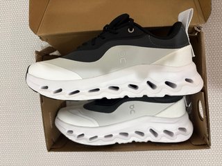 Zapatillas Casual Grises y Blancas