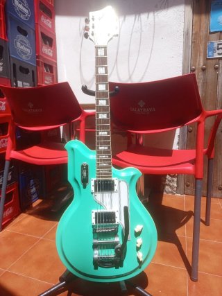Guitarra Eléctrica Eastwood Airlines Map/Dlx Barit