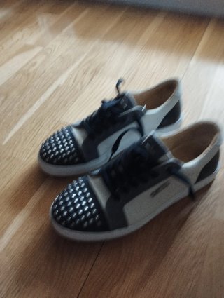 Zapatillas blancas y negras con tachuelas