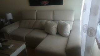 Sofá chaise longue beige con arcón