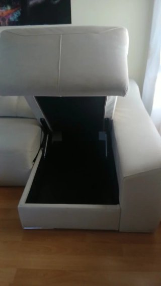 Sofá chaise longue beige con arcón