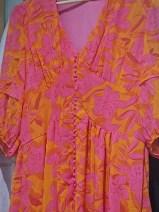 Vestido estampado flores naranja y fucsia