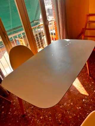 Mesa de comedor blanca de madera