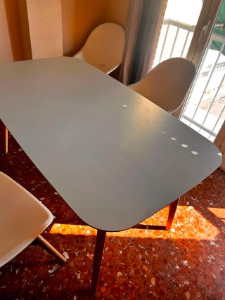 Mesa de comedor blanca de madera