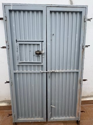 Puerta de hierro de patio con portón