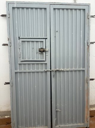 Puerta de hierro de patio con portón