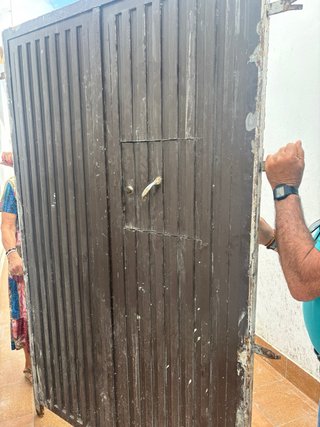 Puerta de hierro de patio con portón