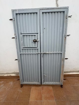 Puerta de hierro de patio con portón