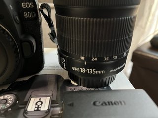 Canon EOS 80D + objetivo EFS 18-135mm + accesorios