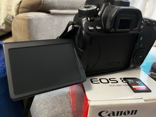 Canon EOS 80D + objetivo EFS 18-135mm + accesorios