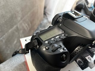 Canon EOS 80D + objetivo EFS 18-135mm + accesorios