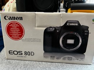 Canon EOS 80D + objetivo EFS 18-135mm + accesorios