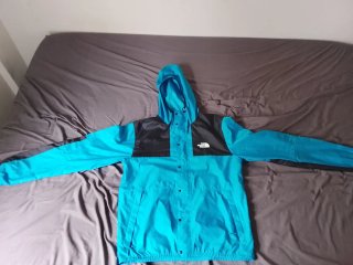 Cortavientos The North Face Azul y Negro