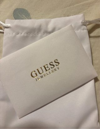 Pendientes Guess dorados y plateados sin usar
