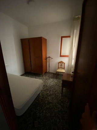 Se alquila habitacion en villa real