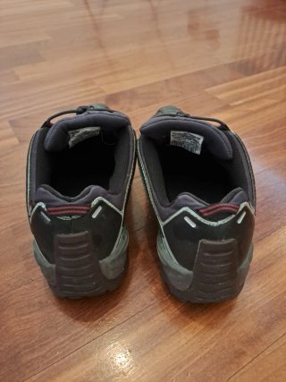 Scarpe da trekking viola e nere
