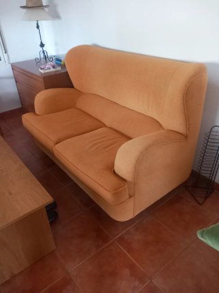 Sofá naranja de tela