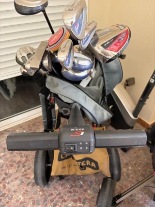 Carro de golf eléctrico Motocaddy + bolas