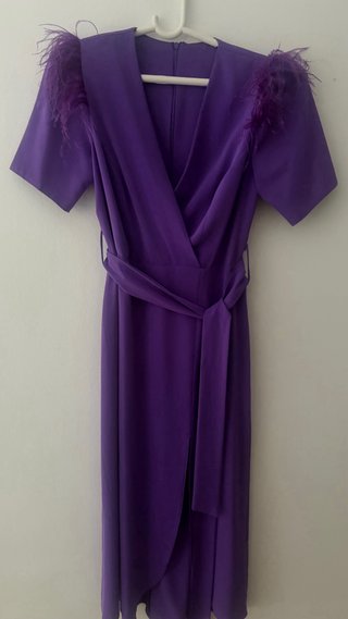 Vestido morado con plumas
