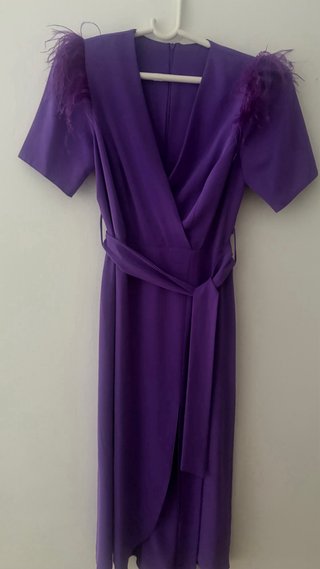 Vestido morado con plumas